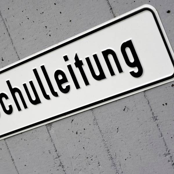 ARCHIV - 19.06.2012, Nordrhein-Westfalen, Köln: Ein Schild vor einer Schule weist auf einen Parkplatz für die Schulleitung hin.