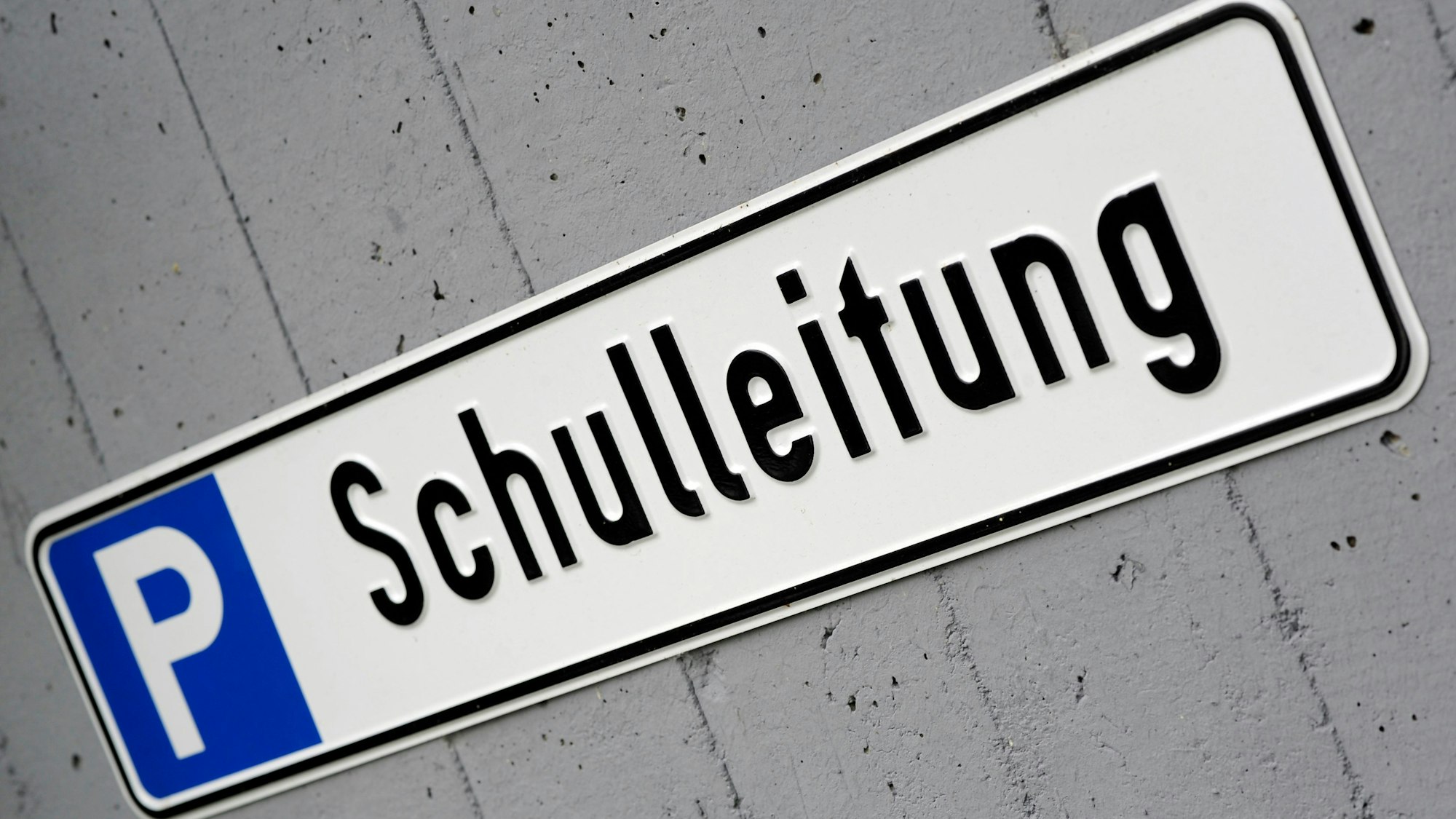 ARCHIV - 19.06.2012, Nordrhein-Westfalen, Köln: Ein Schild vor einer Schule weist auf einen Parkplatz für die Schulleitung hin.