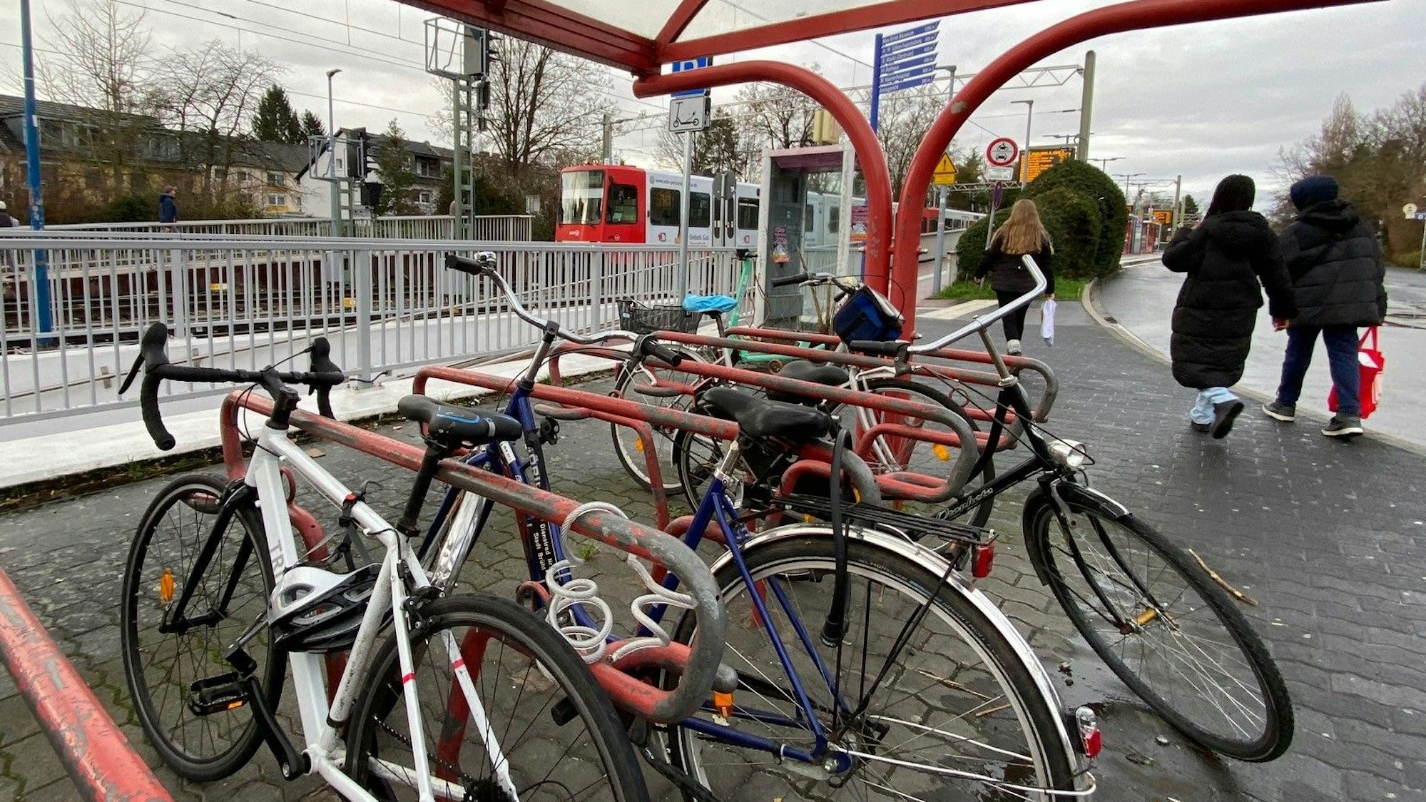 Zu sehen sind abgestellte Fahrräder am Stadtbahnhalt Brühl-Mitte.