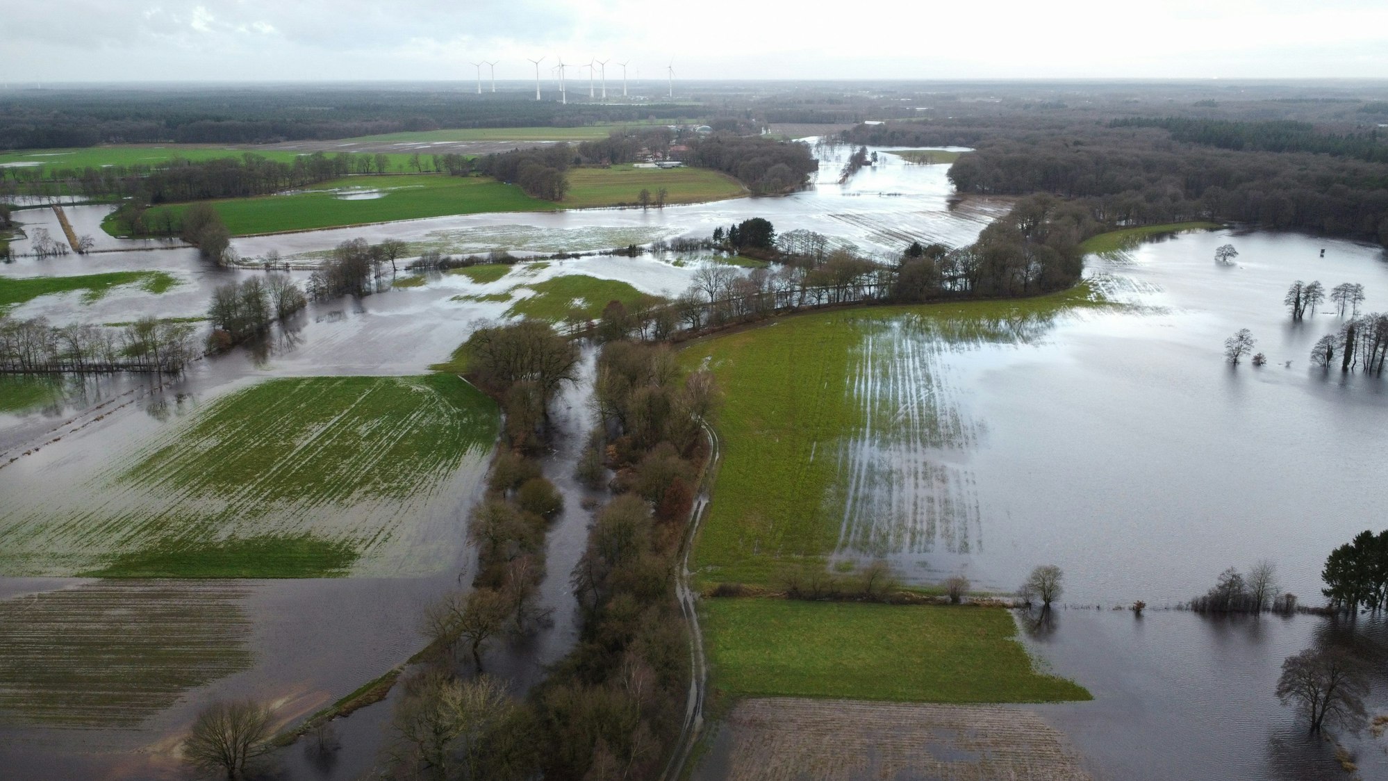 Huntlosen: Der Fluss Hunte ist in der Nähe vor Oldenburg über die Ufer getreten und überschwemmt die umliegenden Wiesen und Äcker.