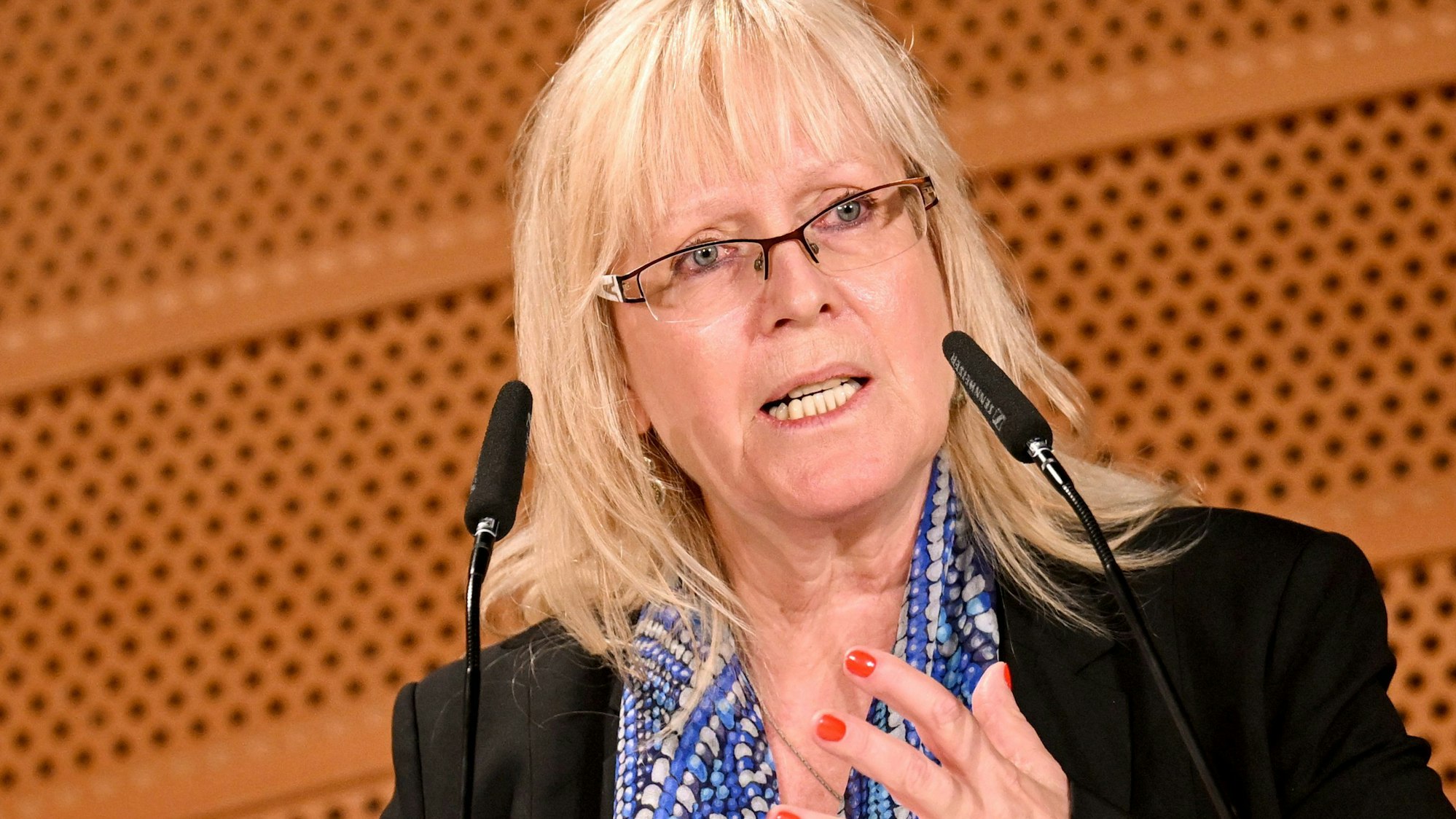 ARCHIV - 07.11.2022, Berlin: Susanne Schröter, Ethnologin, spricht beim Kongress «Wokes Deutschland - Identitätspolitik als Bedrohung unserer Freiheit?» (zu dpa: «Islamforscherin sieht «beunruhigende Allianzen» bei Antisemitismus») Foto: Britta Pedersen/dpa +++ dpa-Bildfunk +++