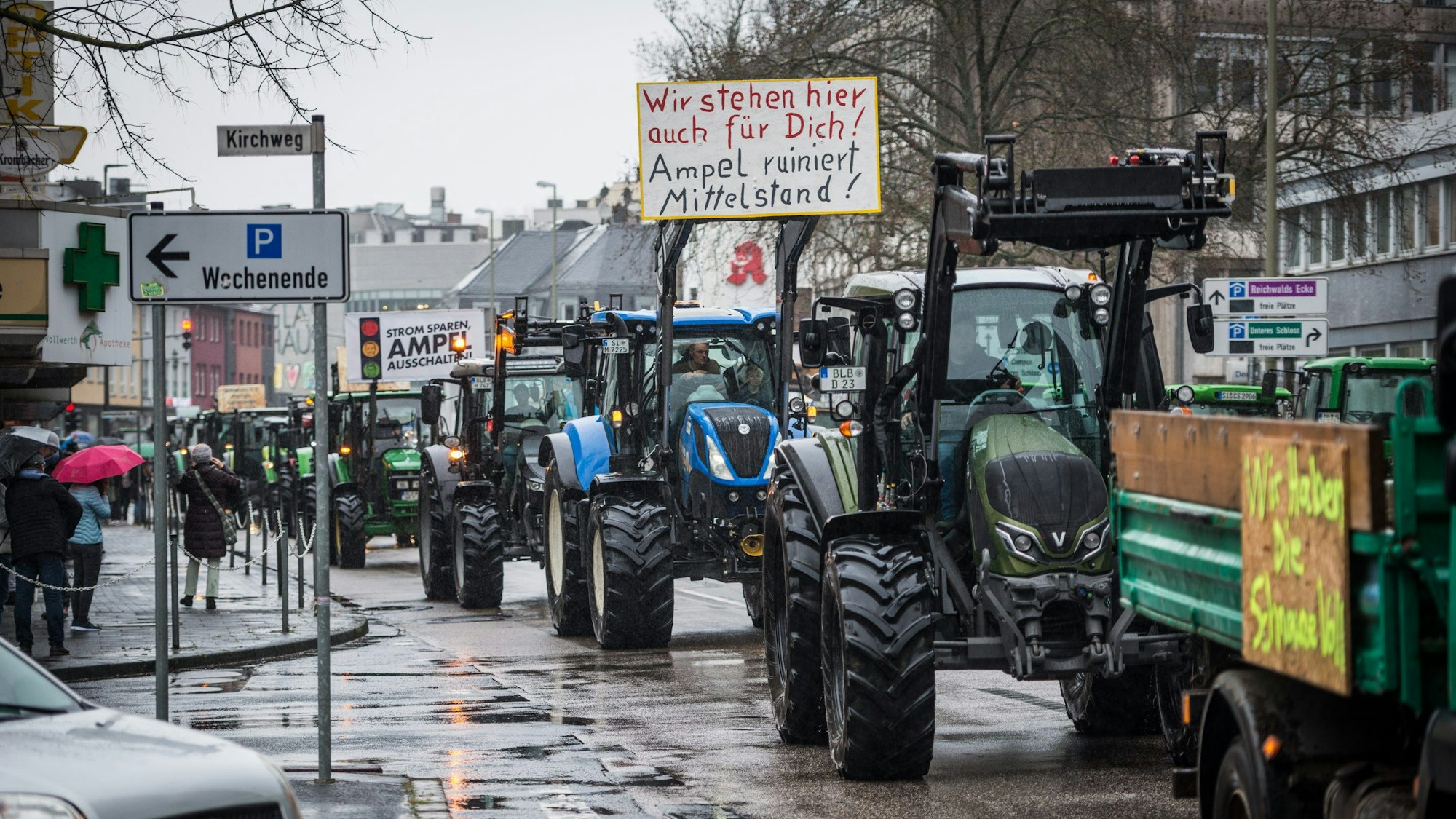 Zahlreiche Traktoren fahren Ende 2023 auf einer Straße in der Siegener Innenstadt.
