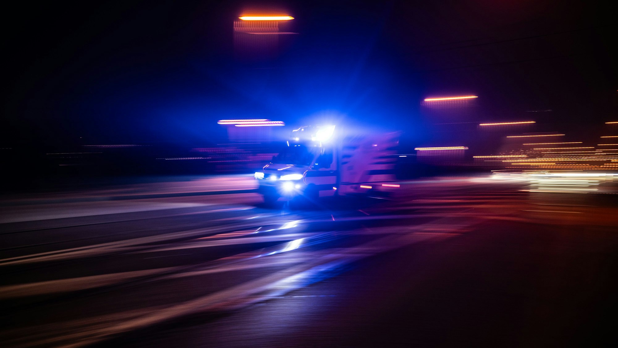 Ein Rettungswagen fährt zu einem Einsatz (Symbolfoto).