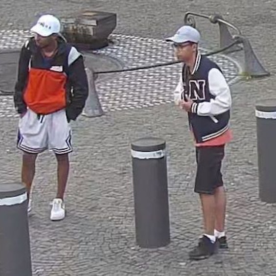 Diese zwei unbekannte Männer sollen einem 35-jährigen Dürener in der Kölner Innenstadt das Handy geraubt haben.