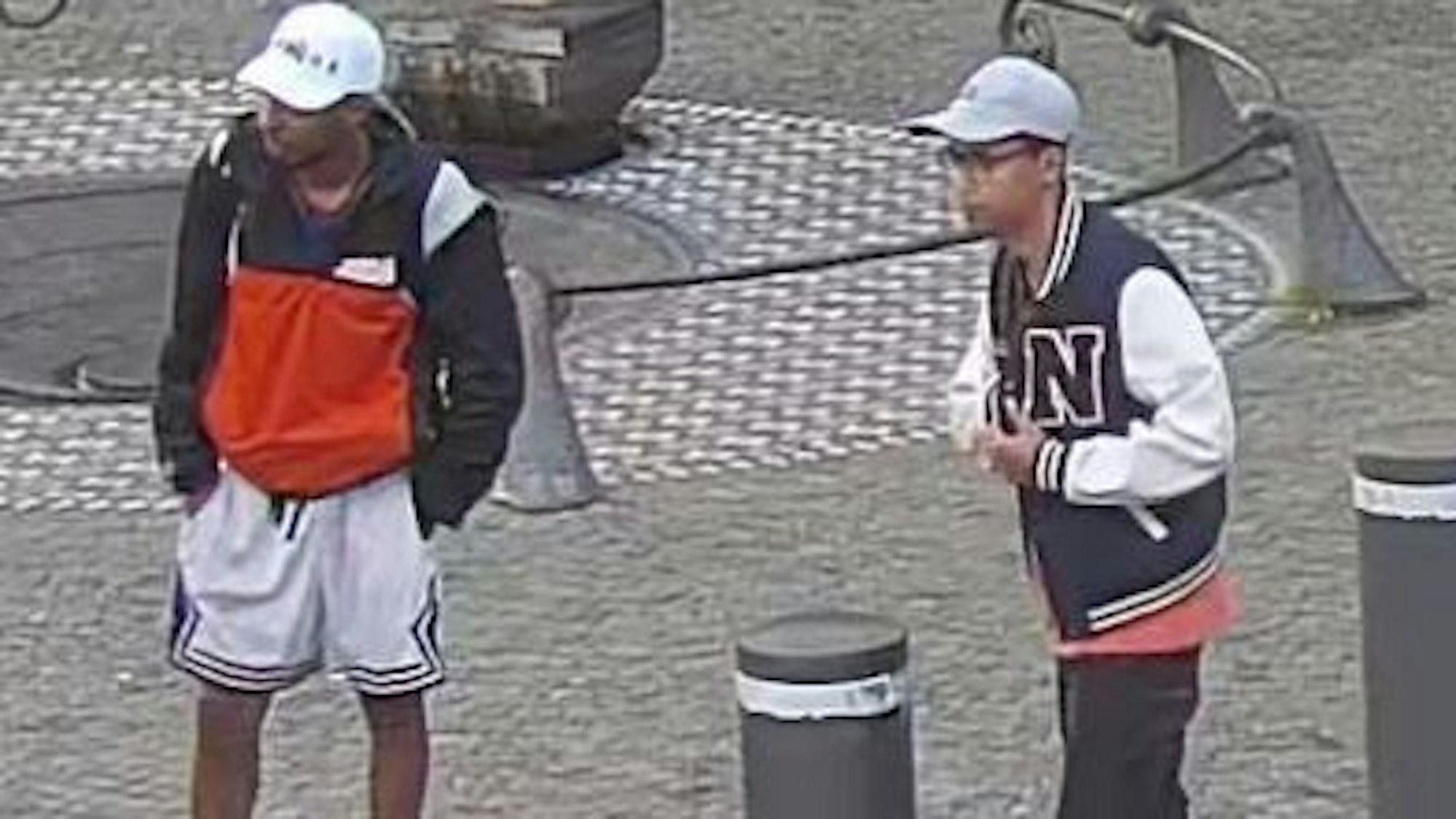 Diese zwei unbekannte Männer sollen einem 35-jährigen Dürener in der Kölner Innenstadt das Handy geraubt haben.