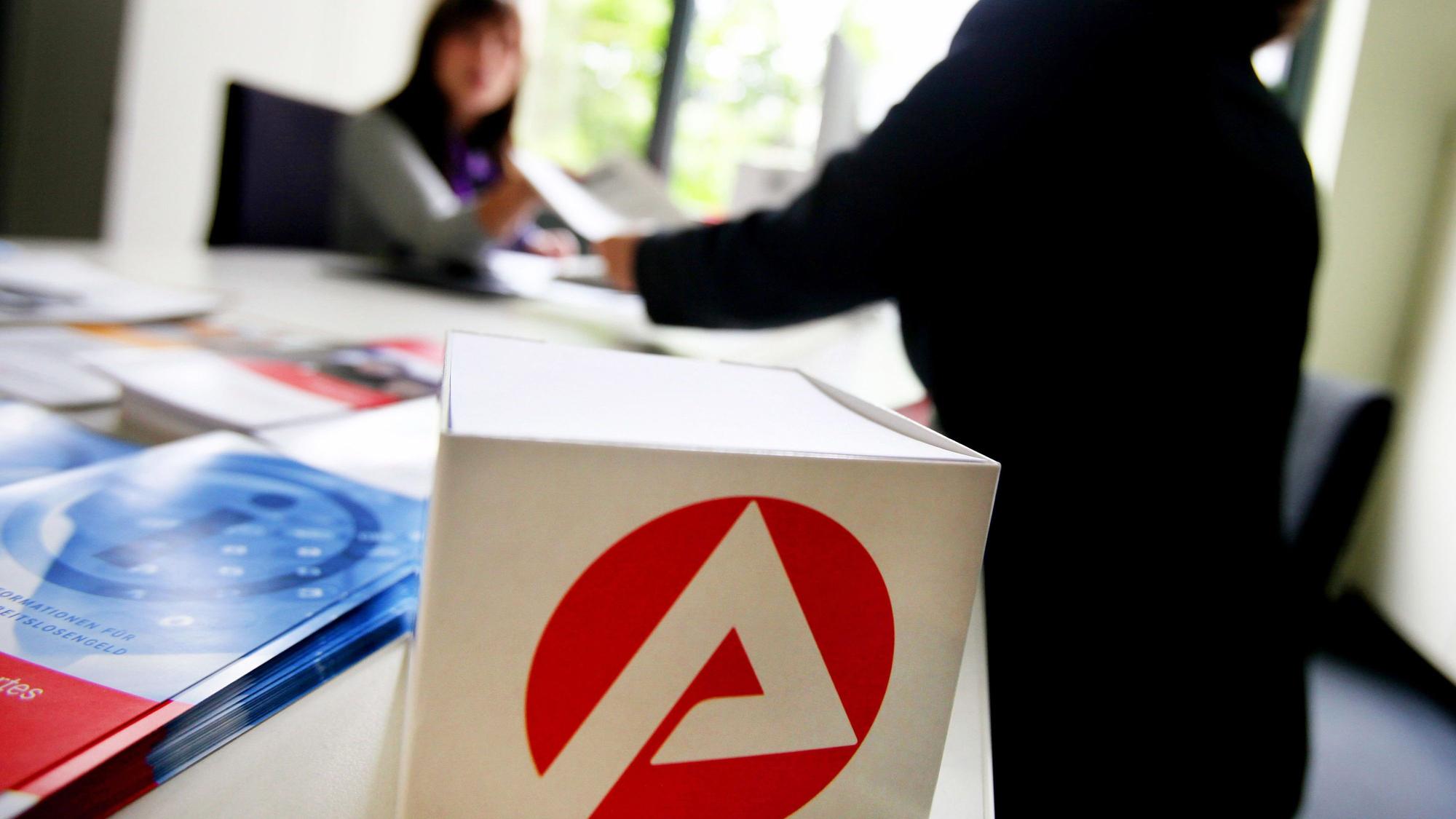 ACHTUNG: SPERRFRIST 3. JANUAR 09:55 UHR. - ARCHIV - 22.06.2009, Nordrhein-Westfalen, Düsseldorf: Eine Mitarbeiterin der Bundesagentur für Arbeit berät eine Kundin. Die Arbeitslosigkeit in Nordrhein-Westfalen ist zum Jahresende leicht gestiegen. Die Zahl der Arbeitslosen lag im Dezember bei 711 164 Menschen, das sind 0,4 Prozent mehr als im Vormonat. (zu dpa: «Arbeitslosigkeit legt leicht zu - Quote unverändert bei 7,2 Prozent») Foto: Oliver Berg/dpa +++ dpa-Bildfunk +++