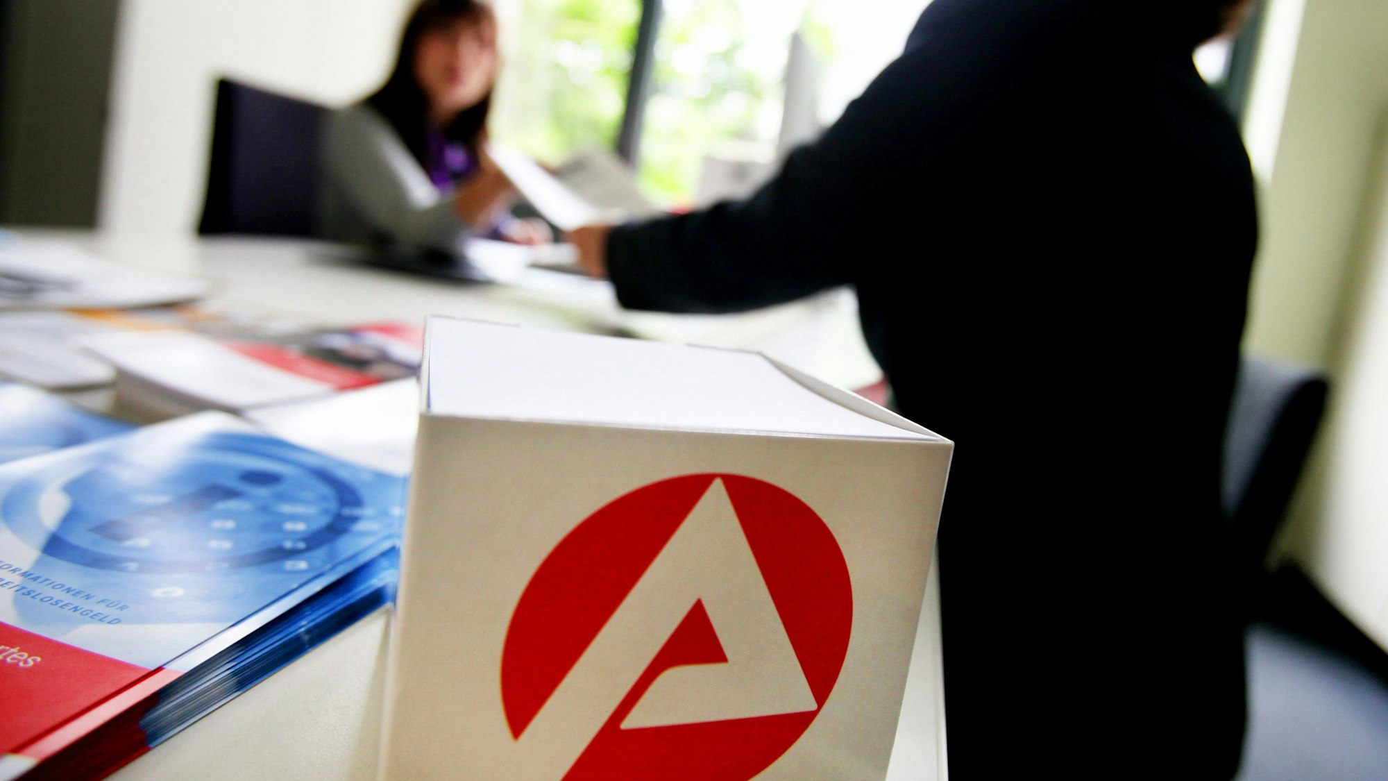 ACHTUNG: SPERRFRIST 3. JANUAR 09:55 UHR. - ARCHIV - 22.06.2009, Nordrhein-Westfalen, Düsseldorf: Eine Mitarbeiterin der Bundesagentur für Arbeit berät eine Kundin. Die Arbeitslosigkeit in Nordrhein-Westfalen ist zum Jahresende leicht gestiegen. Die Zahl der Arbeitslosen lag im Dezember bei 711 164 Menschen, das sind 0,4 Prozent mehr als im Vormonat. (zu dpa: «Arbeitslosigkeit legt leicht zu - Quote unverändert bei 7,2 Prozent») Foto: Oliver Berg/dpa +++ dpa-Bildfunk +++