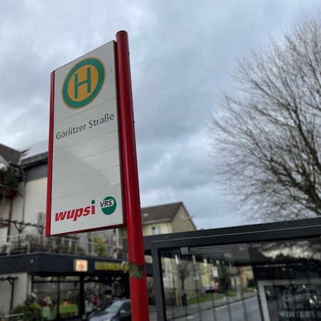 Das Wupsi-Haltestellenschild der Görlitzer Straße in der Feldstraße in Quettingen.