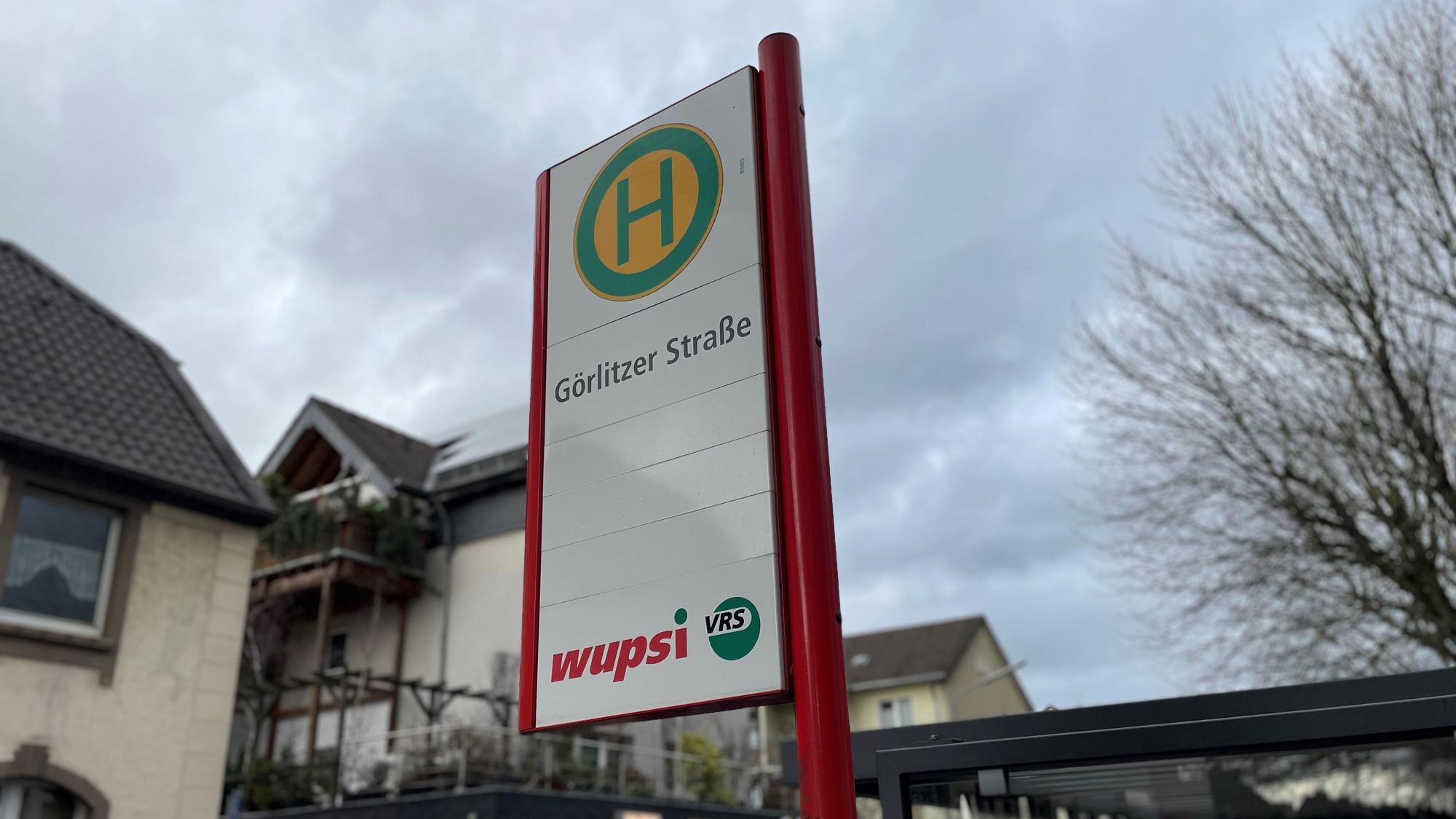 Haltestellenschild an der Görlitzer Straße in Quettingen