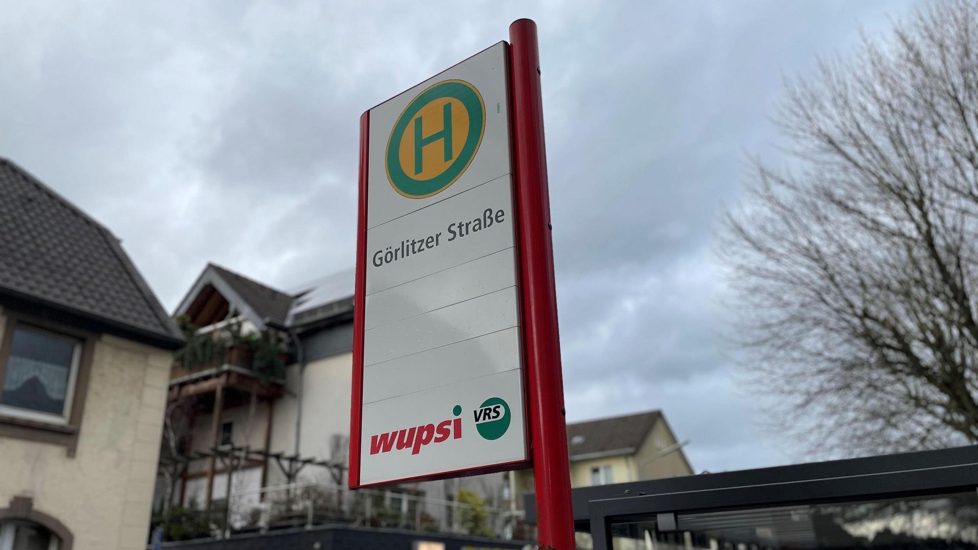 Das Wupsi-Haltestellenschild der Görlitzer Straße in der Feldstraße in Quettingen.