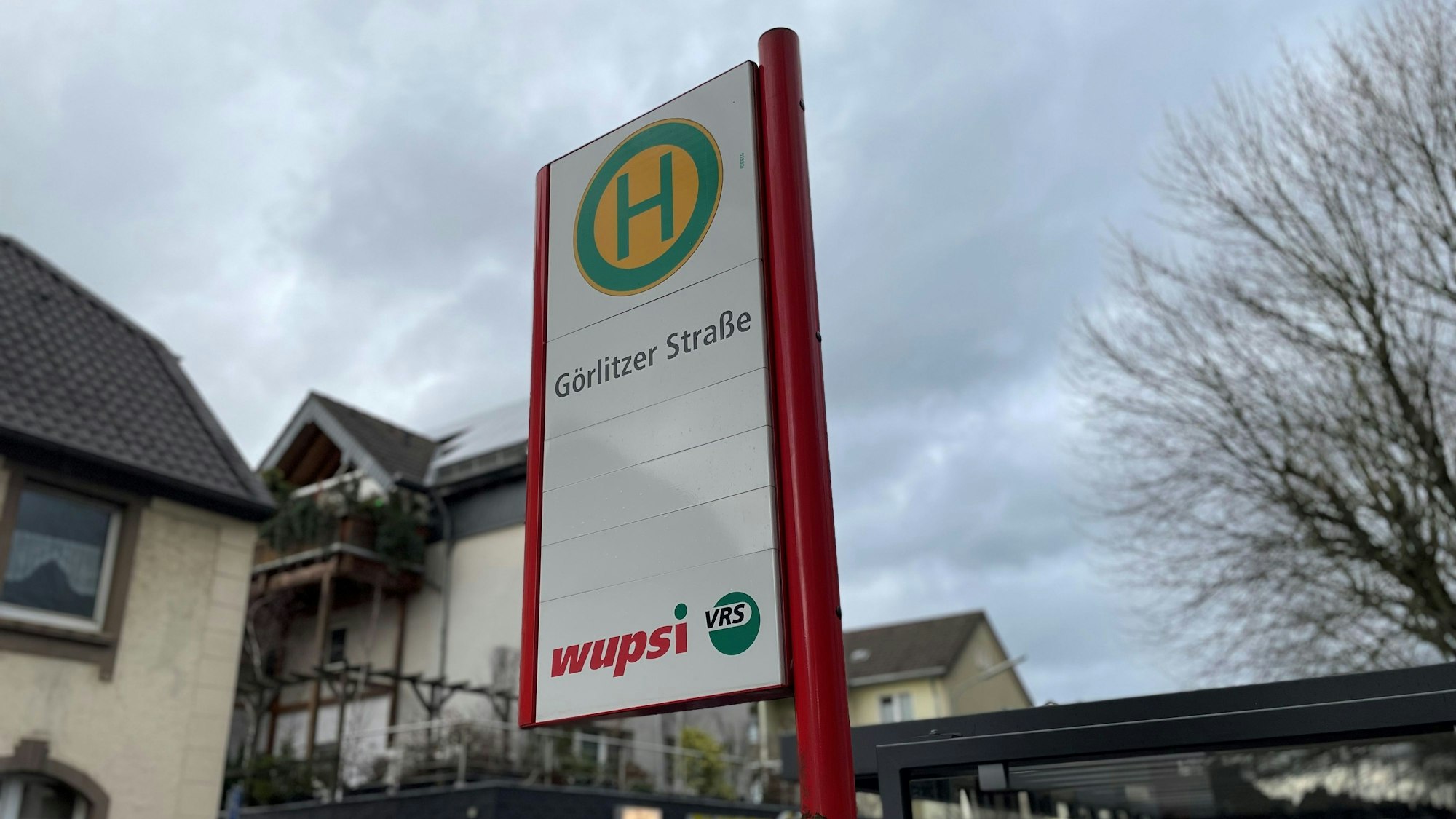 Das Wupsi-Haltestellenschild der Görlitzer Straße in der Feldstraße in Quettingen.