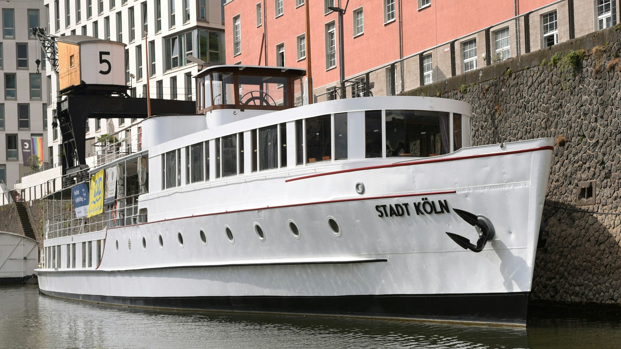 12.05.2022, Köln: Die NRW-Stiftung fördert das historische Ratsschiff "MS Stadt Köln" und die Vizepräsidentin der Stiftung, Barbara Schock-Werner besucht das Schiff im Rheinauhafen.
Foto: Csaba Peter Rakoczy