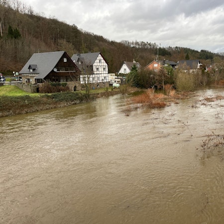 Hochwasser an einem Fluss.