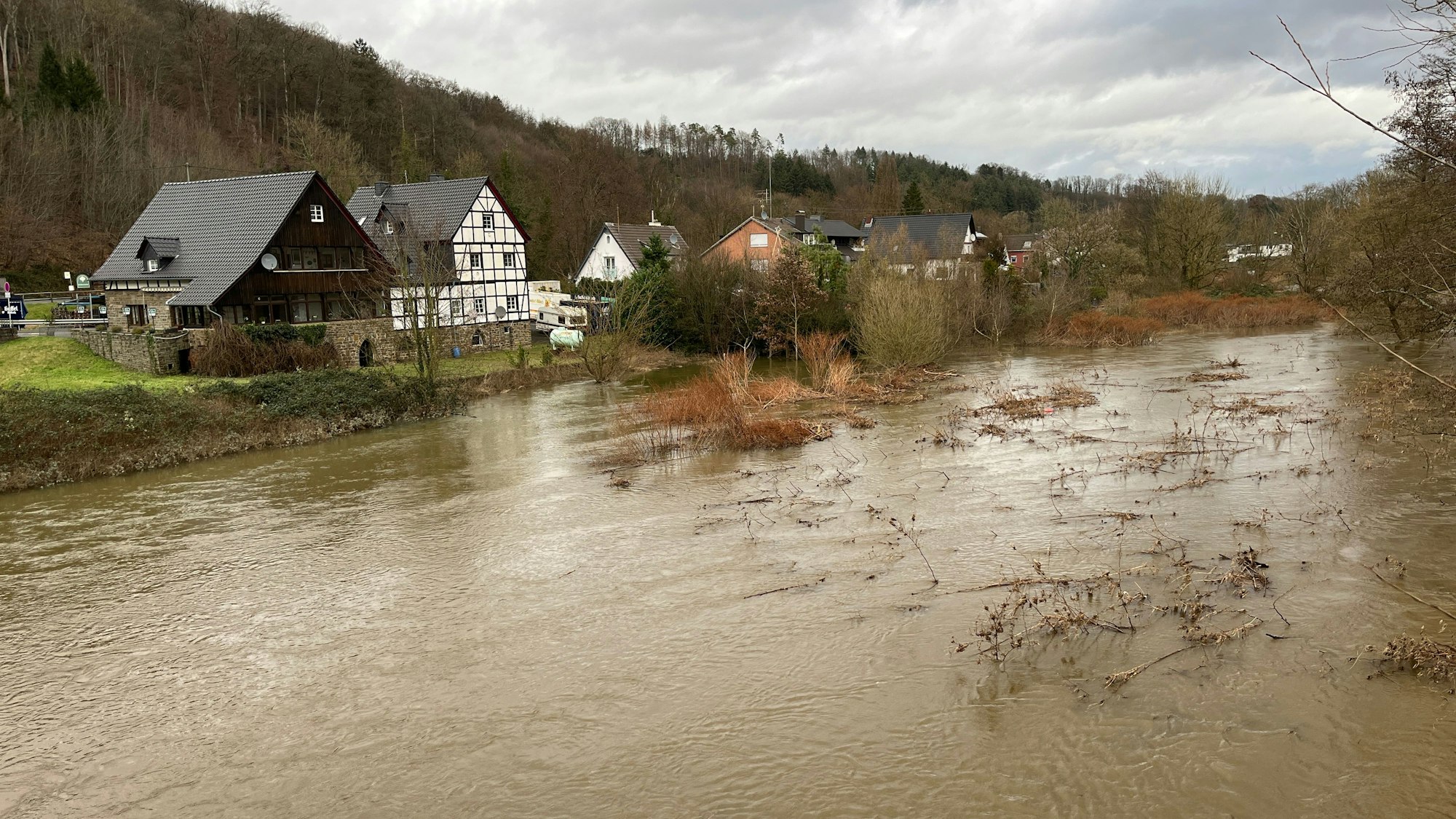 Hochwasser an einem Fluss.