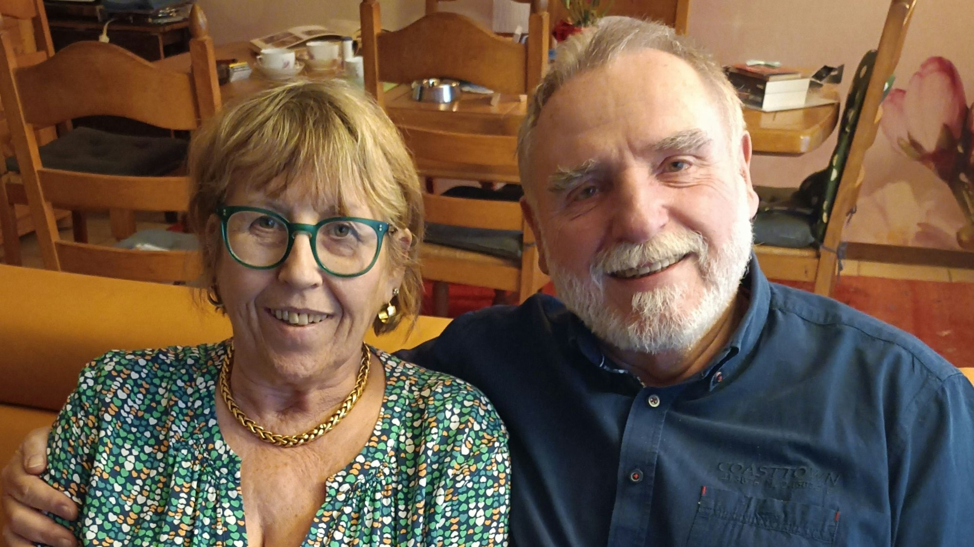 Die Eheleute Bodner aus Kerpen-Horrem sitzen entspannt lächelnd auf einem Sofa, sie sind seit 50 Jahren verheiratet.