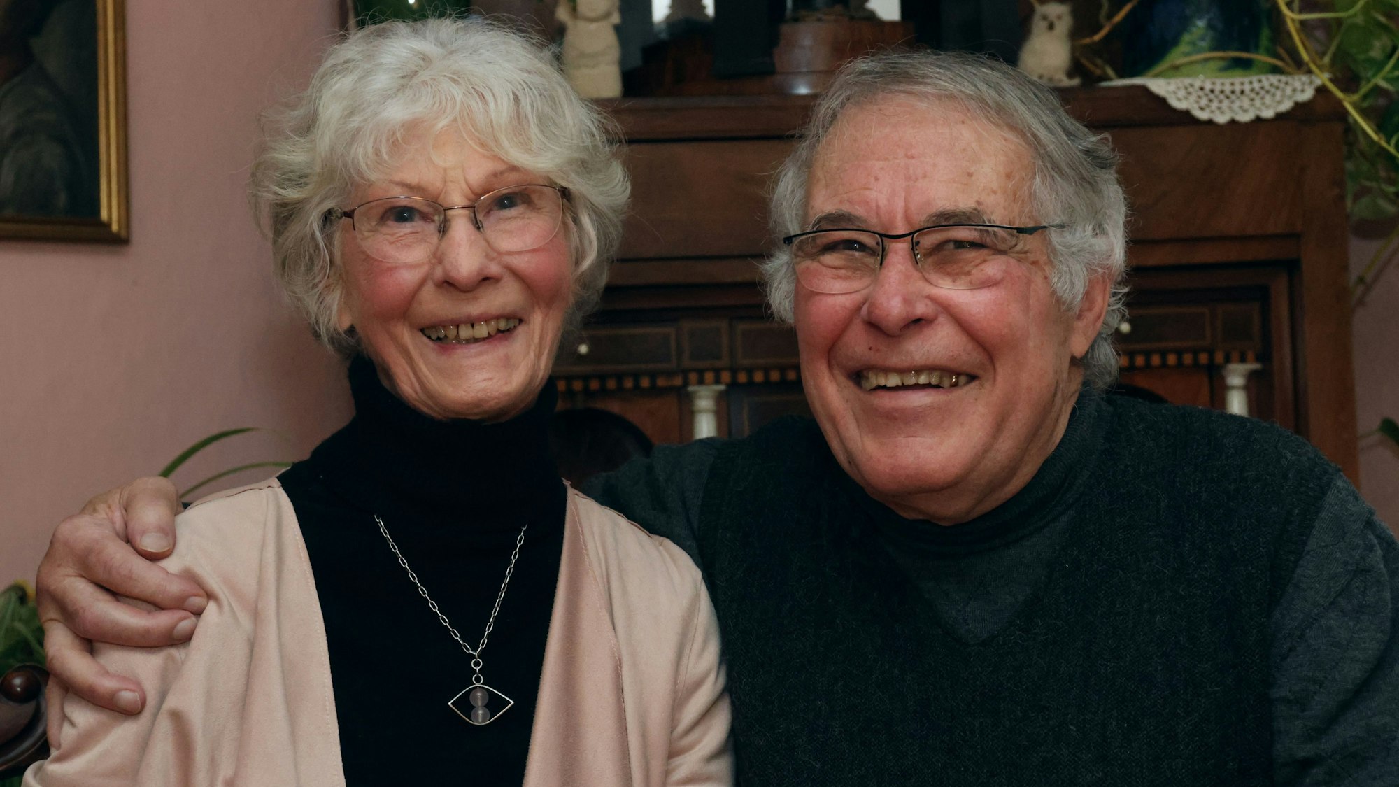 Ein älterer Herr hält eine Dame im Arm.