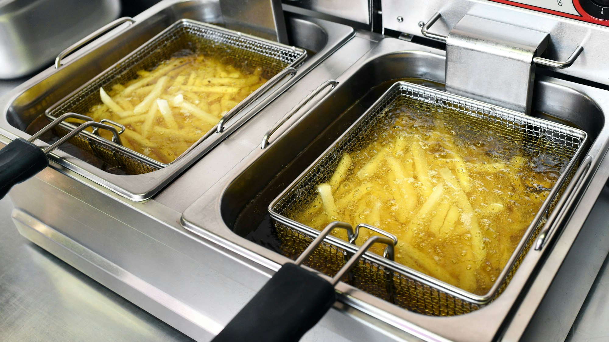 In einer McDonald's-Filiale in den USA soll ein Pfarrer versucht haben, einen Mitarbeiter in eine Fritteuse zu stoßen (Symbolbild).