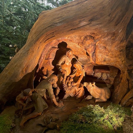 Zu sehen ist die hölzerne Darstellung der Geschehnisse um die Geburt Christi.