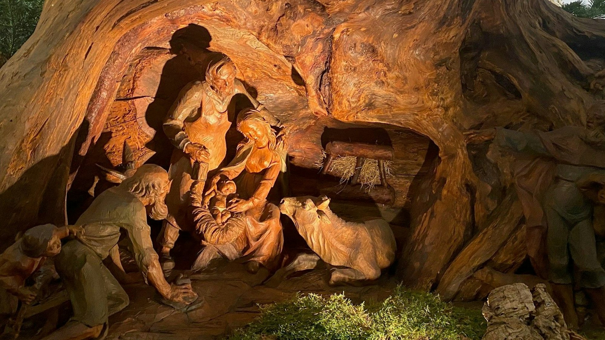 Zu sehen ist die hölzerne Darstellung der Geschehnisse um die Geburt Christi.