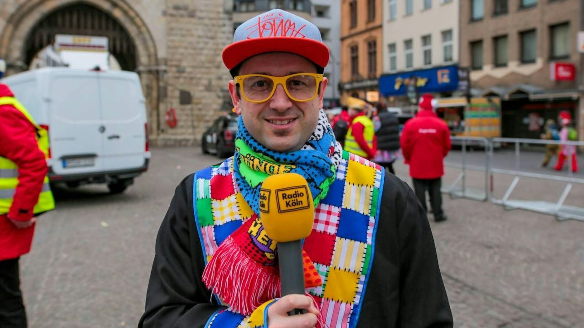 Der Moderator Dominik Becker von Kölsch & Jot