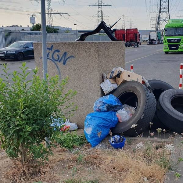 Entlang der Hermann-Seger-Straße in Frechen liegen Autoreifen und anderer Müll
