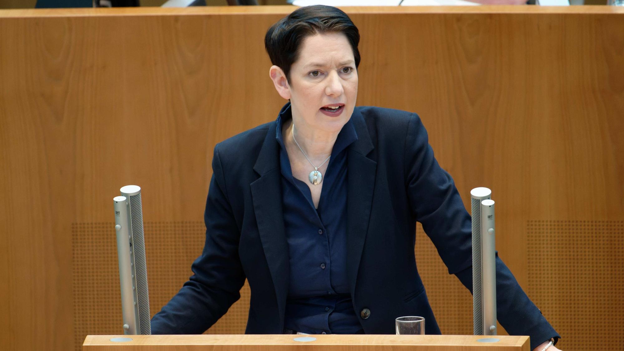 Silke Gorißen, Ministerin für Landwirtschaft und Verbraucherschutz (CDU), lässt durch einen Kassenbsturz klären, wieviel Geld es noch für die Wiederbewaldung in NRW gibt.