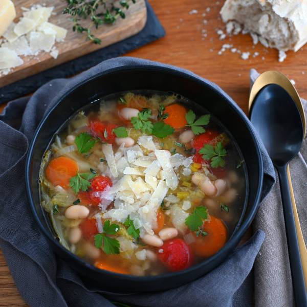 Klar, kann man die Ribollita frisch vom Herd genießen. Die Bauernsuppe wird aber aufgewärmt mit jedem Tag immer aromatischer.