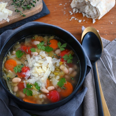 Klar, kann man die Ribollita frisch vom Herd genießen. Die Bauernsuppe wird aber aufgewärmt mit jedem Tag immer aromatischer.