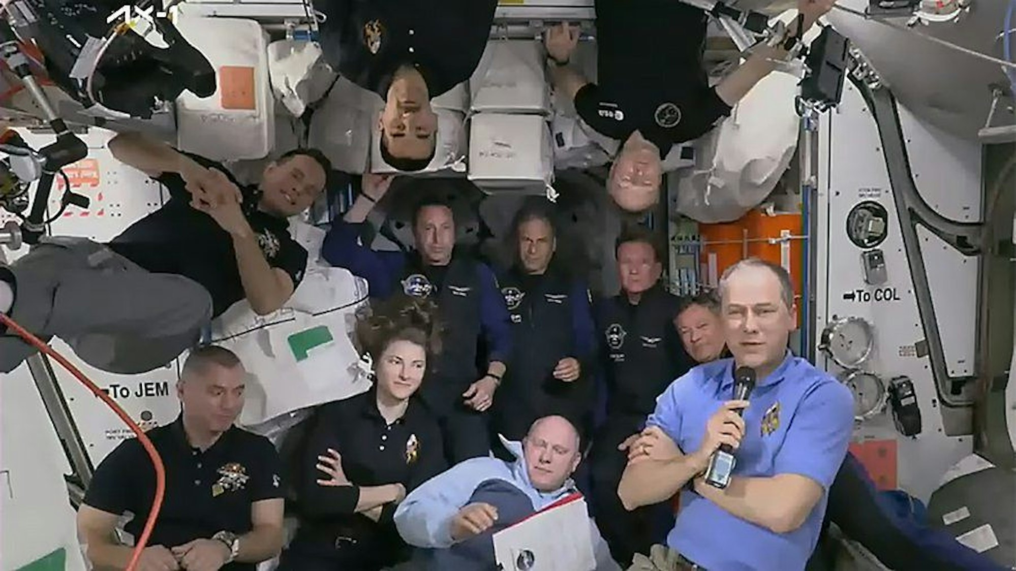 11 Personen haben sich auf der Internationalen Raumstation ISS für ein Foto zusammengefunden. Untere Reihe von links: Die Astronauten/Kosmonauten Denis Wladimirowitsch Matwejew, Kayla Barron, Oleg Germanowitsch Artemjew, und der ISS-Commander Tom Marshburn. Mittlere Reiche von links die Teilnehmer der privaten Axiom Mission 1: Mark Pathy, Eytan Stibbe, Larry Connar, und Michael Lopez-Alegria. Obere Reihe von links die Astronauten/Kosmonauten Sergej Wladimirowitsch Korsakow, Raja Chari, und Matthias Maurer. Die Crew der ersten komplett privaten Mission hat nach mehr als 20 Stunden Flug an die Internationale Raumstation ISS angedockt. Kurz darauf schwebten die Raumfahrer durch eine Luke ins Innere der Station und versammelten sich für ein erstes Gruppenfoto in der Schwerelosigkeit.