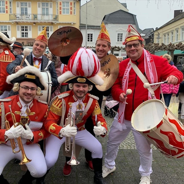 Das Bild zeigt Tobias Hopmann mit Landrat Markus Ramers und Euskirchens Bürgermeister Sacha Reichelt sowie Karnevalisten auf dem Alten Markt in Euskirchen.