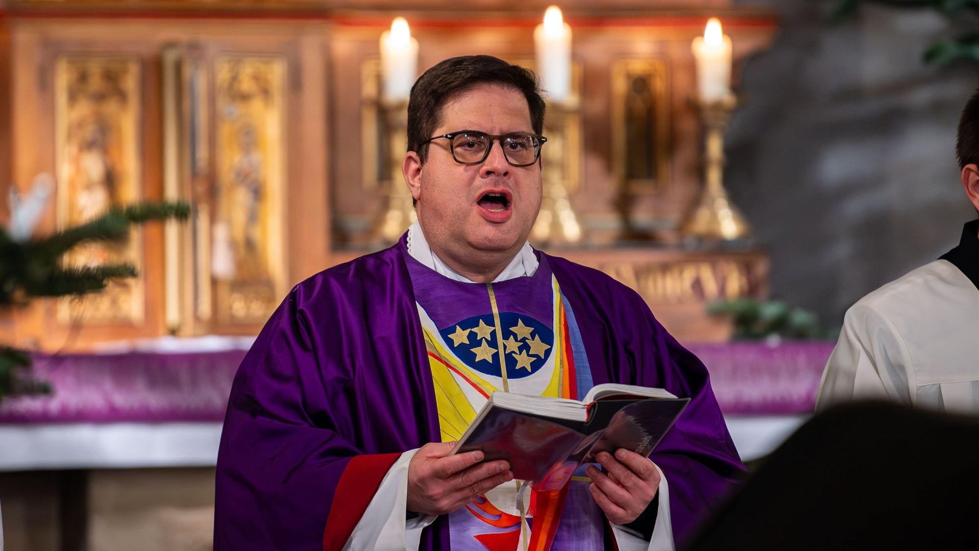 Das Bild zeigt Tobias Hopmann während einer Messe in Kuchenheim.