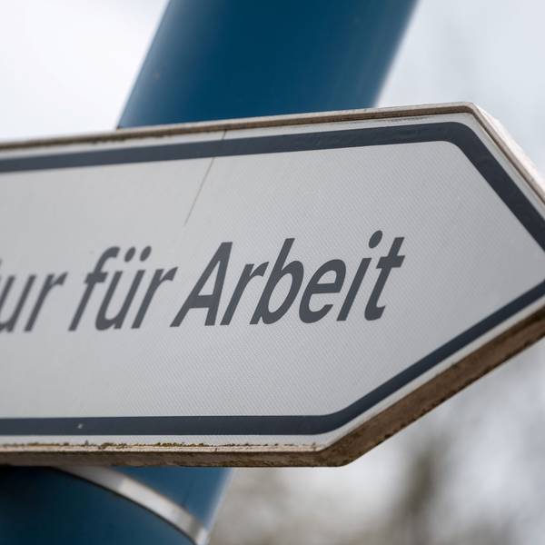 Ein Schild weist auf den Weg zur Agentur für Arbeit hin.