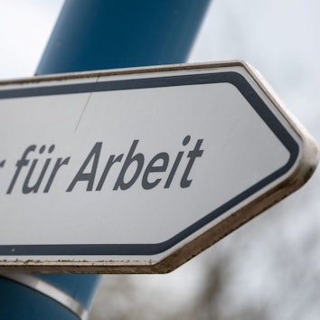 Ein Schild weist auf den Weg zur Agentur für Arbeit hin.