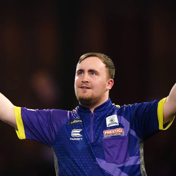 02.01.2024, Großbritannien, London: Darts: WM, Paddy Power World Darts Championship, Halbfinale, Alexandra Palace in London, Littler (England) - Cross (England): Luke Littler jubelt über seinen Sieg. Foto: Zac Goodwin/PA Wire/dpa +++ dpa-Bildfunk +++