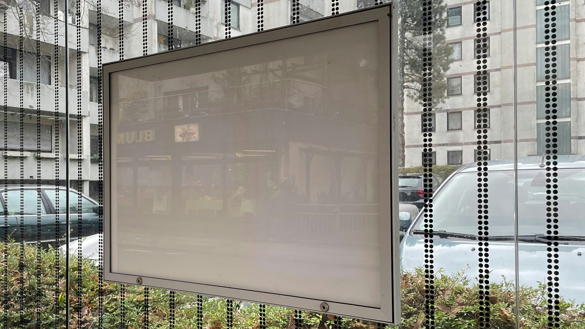 Die leere Aushangtafel im Wartehäuschen an der Görlitzer Straße