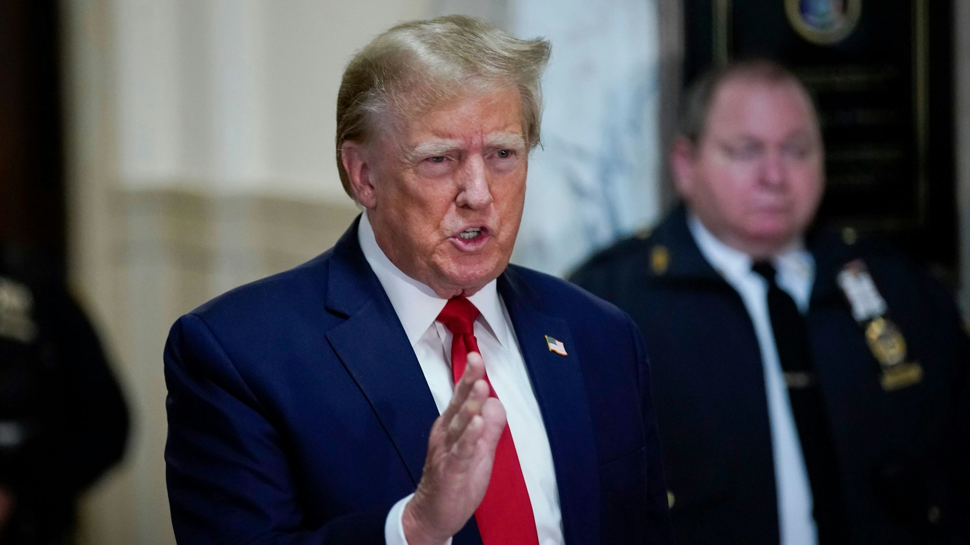 ARCHIV - 07.12.2023, USA, New York: Donald Trump (M), ehemaliger Präsident der USA, spricht nach seiner Ankunft am Obersten Gerichtshof von New York. (zu dpa «Trump geht gegen Ausschluss von Vorwahl im US-Staat Maine vor») Foto: Eduardo Munoz Alvarez/AP/dpa +++ dpa-Bildfunk +++