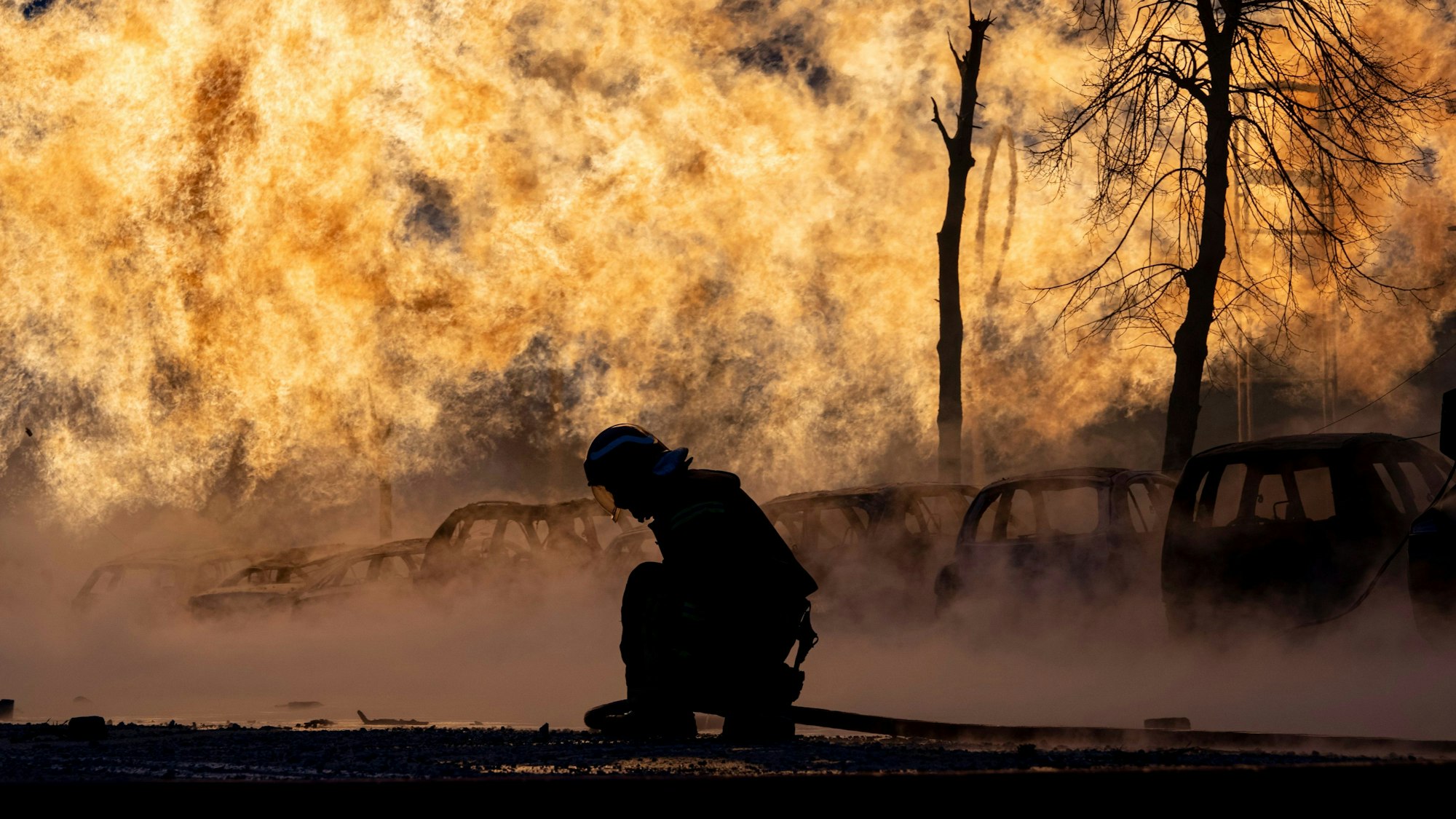 Ein Feuerwehrmann kniet bei den Löscharbeiten an einer Gasleitung, die durch einen russischen Raketenangriff in Kiew beschädigt wurde. Polen fordert eine „Antwort“ des Westens auf die neuerlichen Angriffe.