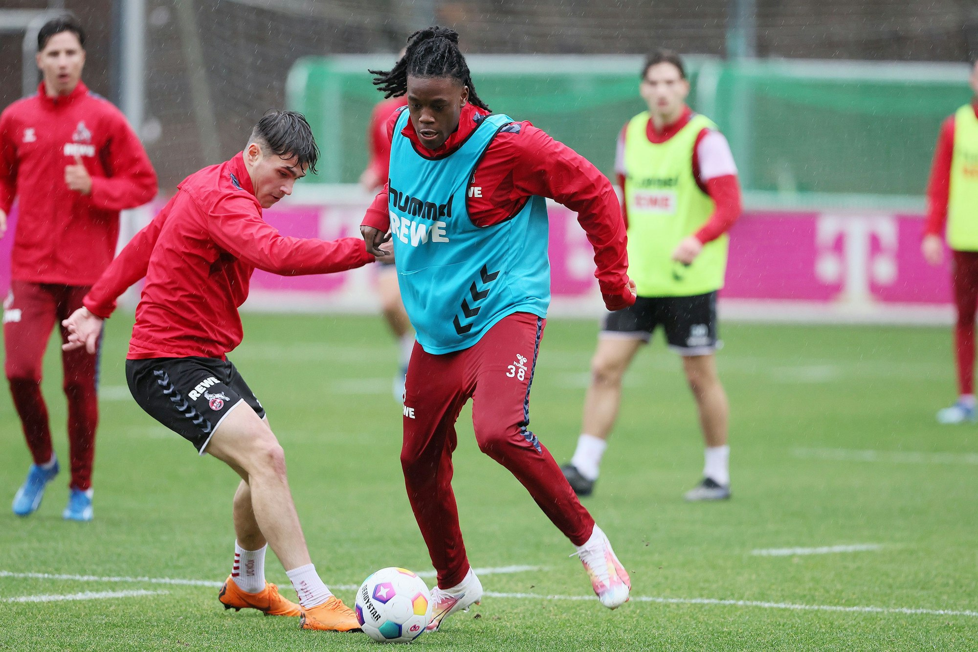 1. FC Köln, Training, von links: Emin Kujovic, Elias Bakatukanda (1. FC Köln), 02.01.2024, Bild: Herbert Bucco