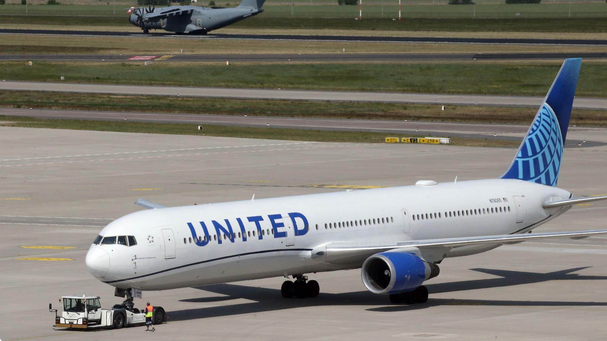 Ein Flugzeug der US-Fluggesellschaft United Airlines steht auf einem Rollfeld. (Symbolbild)