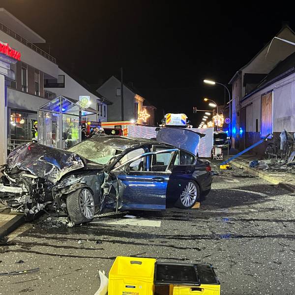 Bei einem tragischen Unfall auf der Provinzialstraße in Niederkassel ist ein 14 Jahre alter Jugendlicher getötet worden. Er saß in einem Buswartehäuschen, als ein Auto aus bislang ungeklärter Ursache ungebremst hineinfuhr.