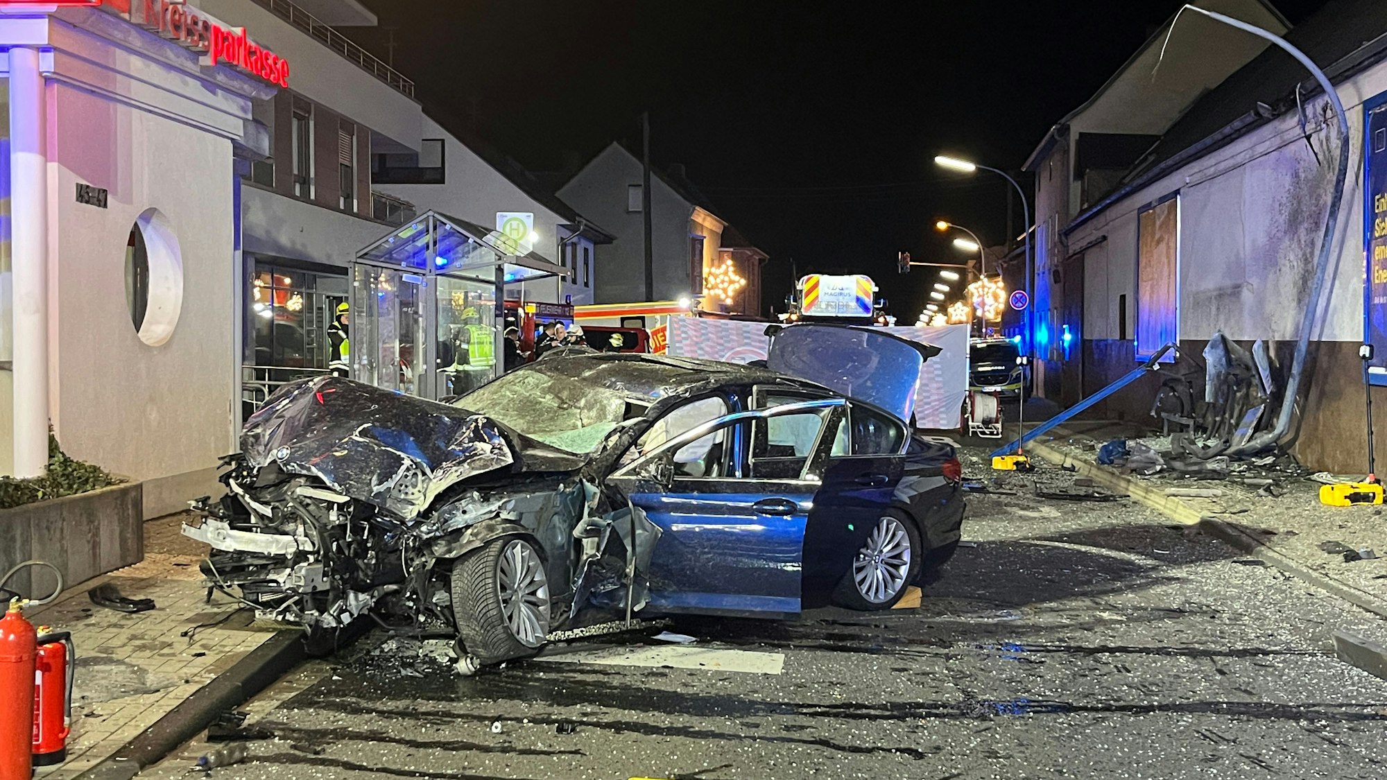 Bei einem tragischen Unfall auf der Provinzialstraße in Niederkassel ist ein 14 Jahre alter Jugendlicher getötet worden. Er saß in einem Buswartehäuschen, als ein Auto aus bislang ungeklärter Ursache ungebremst hineinfuhr.