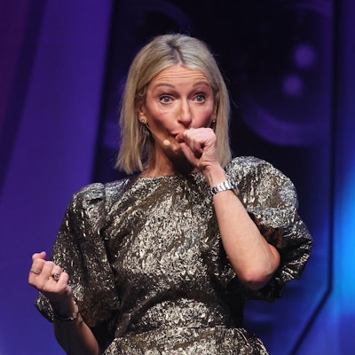 Die umstrittene Kabarettistin Monika Gruber, hier bei ihrem Auftritt in Köln Mitte Dezember, hat Rassismus-Vorwürfe zu ihrem Buch zurückgewiesen. (Archivbild)