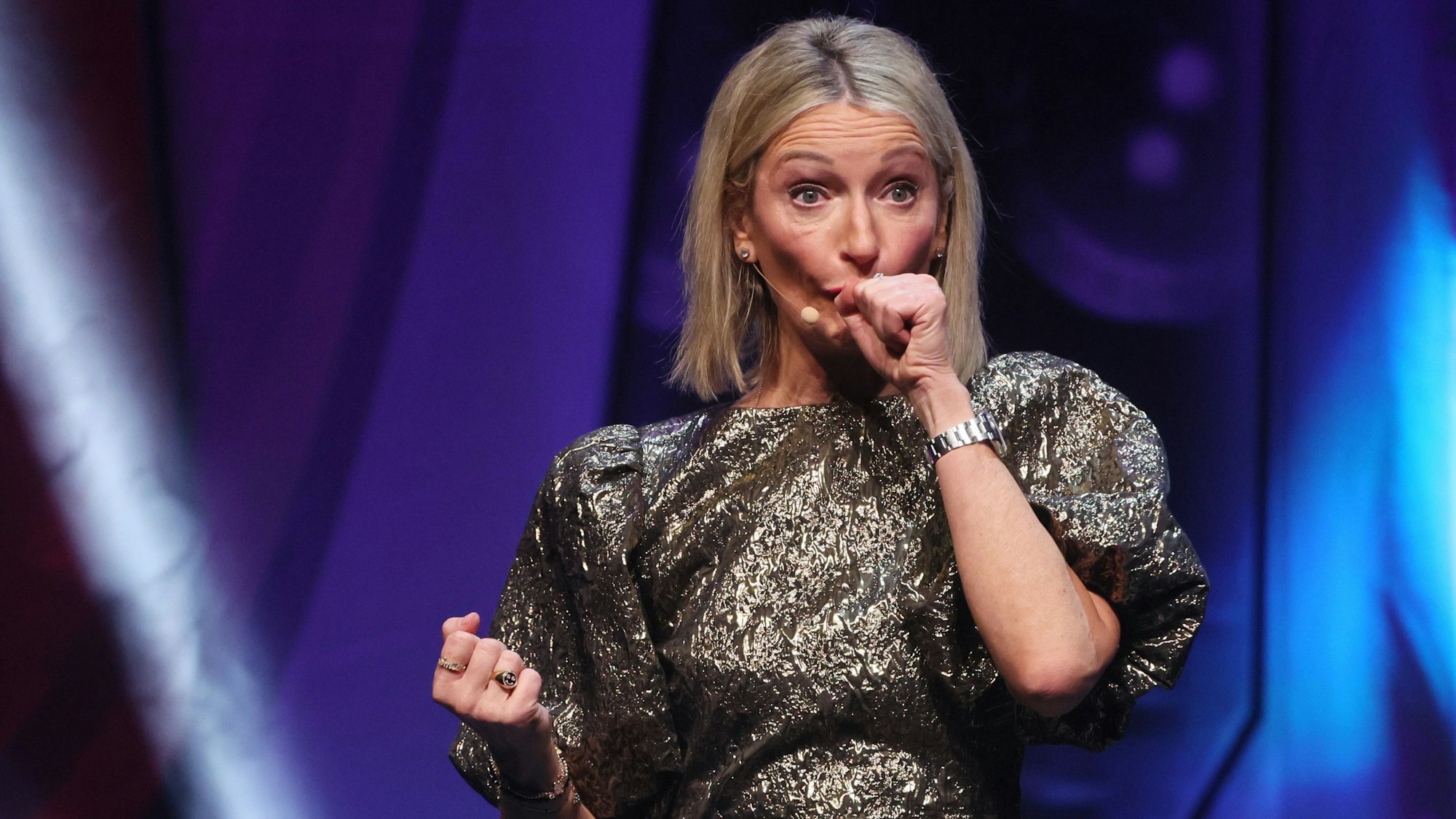 Die umstrittene Kabarettistin Monika Gruber, hier bei ihrem Auftritt in Köln Mitte Dezember, hat Rassismus-Vorwürfe zu ihrem Buch zurückgewiesen. (Archivbild)