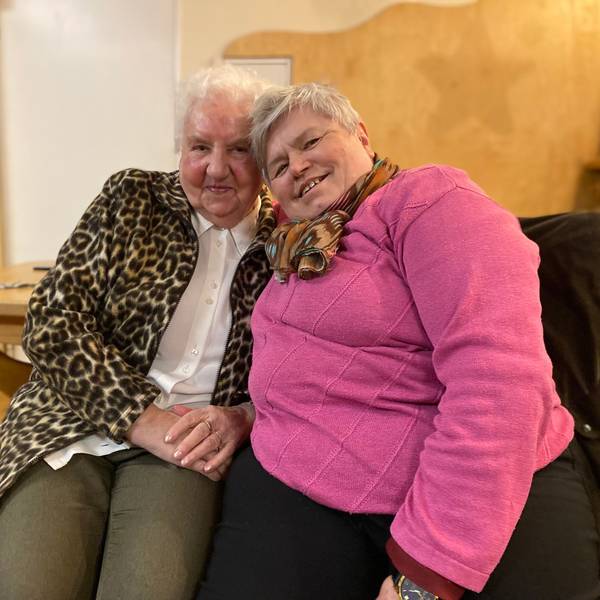 Brunhilde Lambertz und Veronika Groothe sitzen im Demenzcafé in Euskirchen eng beieinander.
