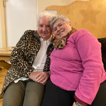 Brunhilde Lambertz und Veronika Groothe sitzen im Demenzcafé in Euskirchen eng beieinander.