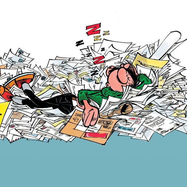 André Franquins Bürobote Gaston Lagaffe schläft auf einem Berg von Leserpost.