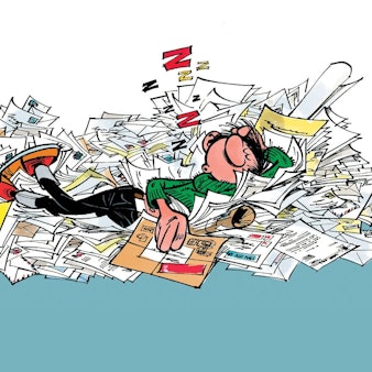 André Franquins Bürobote Gaston Lagaffe schläft auf einem Berg von Leserpost.