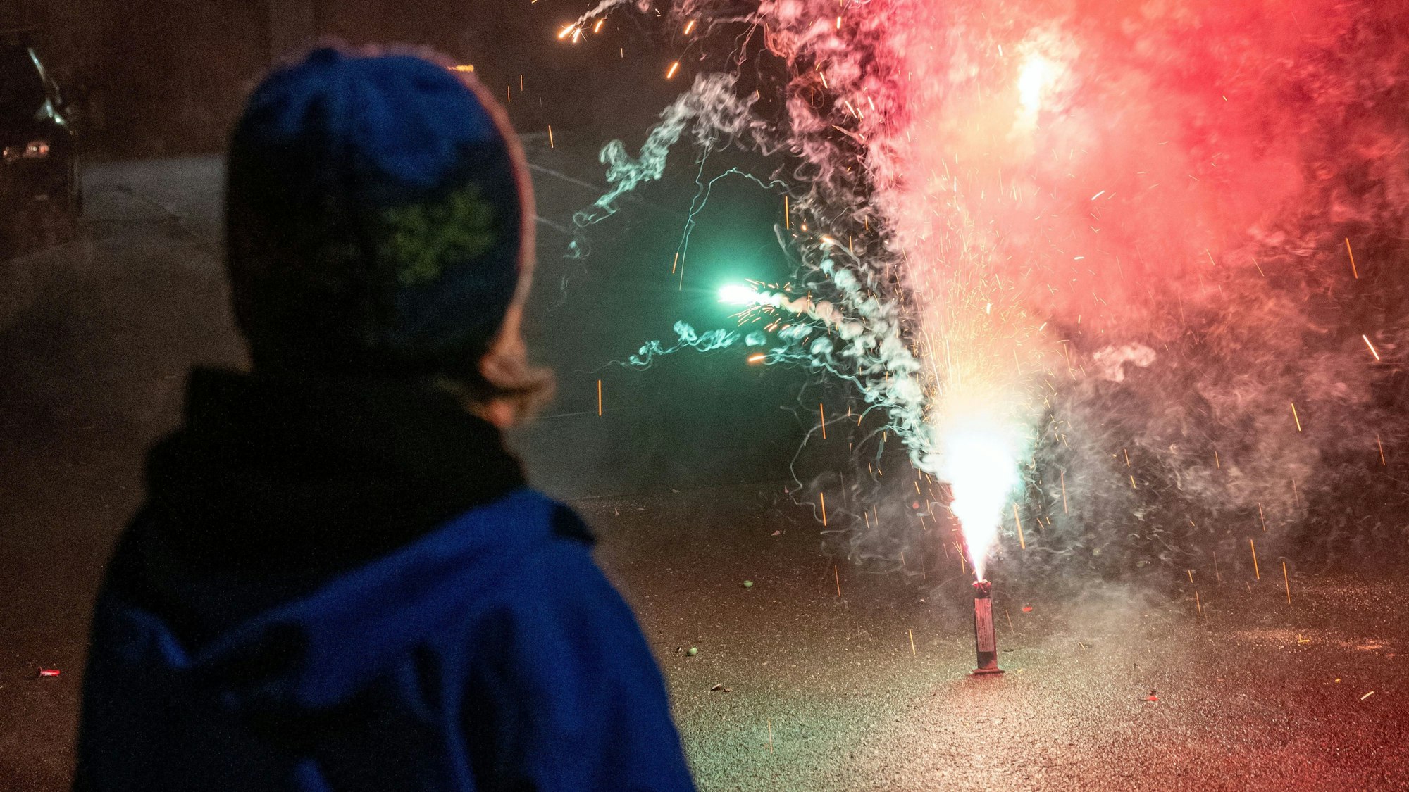 Ein Kind steht vor einem Bodenfeuerwerk. (Symbolfoto)