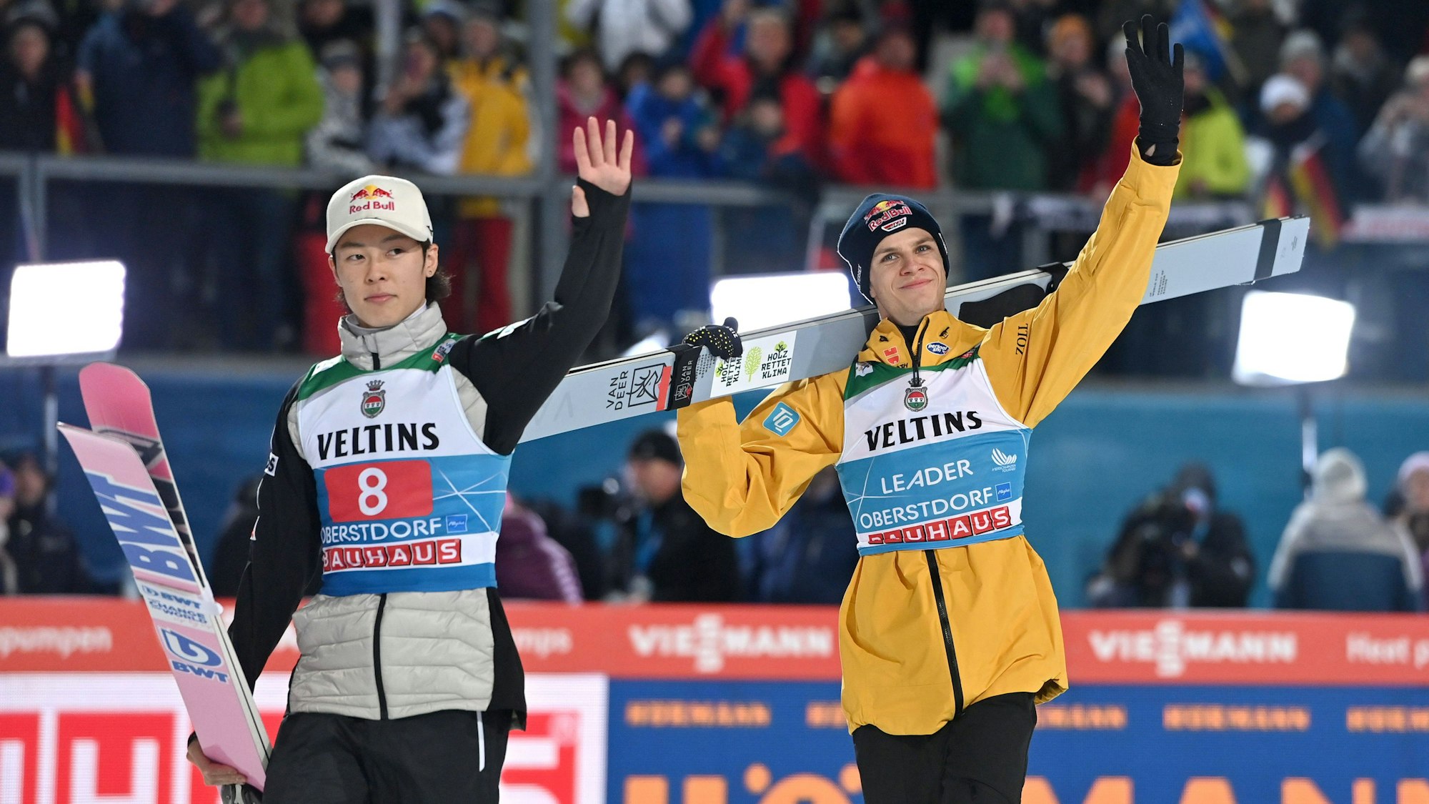 Duell dieser Tournee: Ryoyu Kobayashi (vorn) aus Japan gegen den Bayern Andreas Wellinger.
