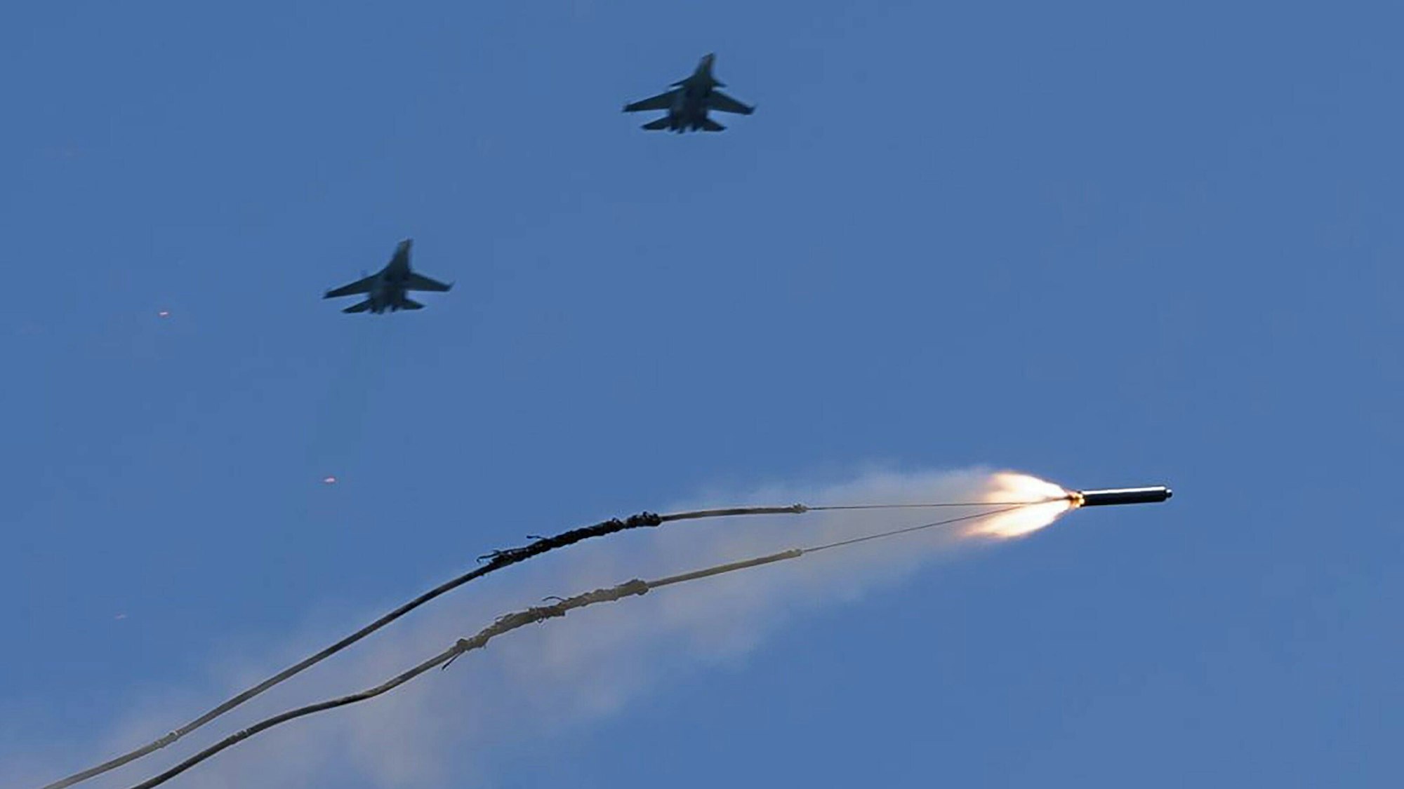 Russische Kampfjets und eine russische Rakete während einer Militärübung. Die russische Armee hat versehentlich ein russisches Dorf bombardiert. (Symbolbild)